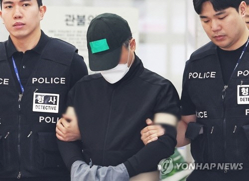 부모와 처자식 등 일가족 5명을 살해한 50대 가장 이모 씨가 지난 4월 24일 경기도 용인동부경찰서 유치장에서 검찰로 송치되고 있다. 경기 용인서부경찰서는 살인 및 존속살해 혐의로 구속한 A씨를 이날 오전 수원지검에 송치했다. [용인=연합뉴스]